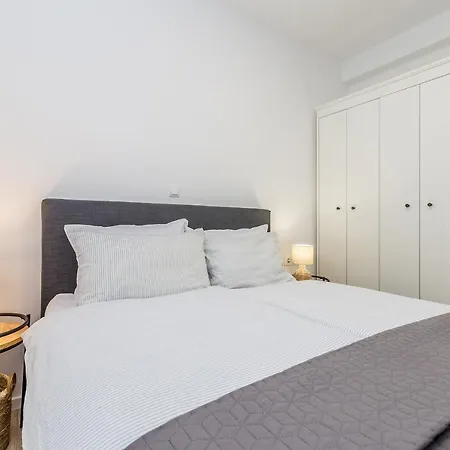 Sea Rose Apartment *